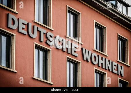 Firmensitz der Deutsche Wohnungsgesellschaft, Immobiliengesellschaft in der plaque de lac meckenburgischen Strasse , Berlin, Banque D'Images