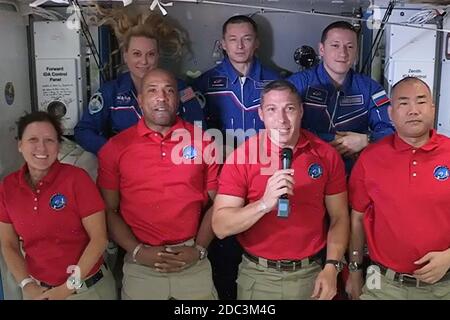 Les quatre astronautes de l'équipage commercial (première rangée à partir de la gauche), Shannon Walker, Victor Glover, Michael Hopkins et Soichi Noguchi, sont accueillis à bord de la station le 16 novembre 2020. Dans la rangée arrière en partant de la gauche se trouvent l'astronaute de la NASA Kate Rubins et les cosmonautes Sergey Ryzhikov et Sergey Kud-Sverchkov. Après un voyage de 27 heures et demie du Kennedy Space Center de la NASA à la Station spatiale internationale, les nouveaux membres de l'équipage de l'expédition 64 ont reçu des séances d'information sur la sécurité montrant les dangers potentiels pour le laboratoire, l'emplacement des équipements d'urgence et les itinéraires d'évacuation. NASA/UPI Banque D'Images