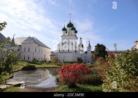 Belle vue sur l'église blanche - paysage historique d'automne Banque D'Images