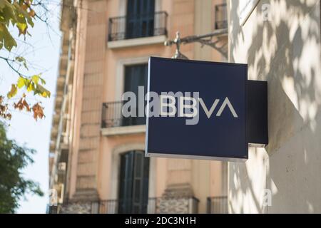 Barcelone, Catalogne, Espagne. 18 novembre 2020. Après avoir vendu sa filiale aux Etats-Unis pour 10 milliards d'euros, la banque espagnole BBVA confirme qu'elle négocie une fusion avec Banco Sabadell Credit: Thiago PrudÃªNcio/DAX/ZUMA Wire/Alay Live News Banque D'Images