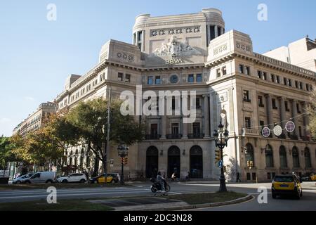 Barcelone, Catalogne, Espagne. 18 novembre 2020. Après avoir vendu sa filiale aux Etats-Unis pour 10 milliards d'euros, la banque espagnole BBVA confirme qu'elle négocie une fusion avec Banco Sabadell Credit: Thiago PrudÃªNcio/DAX/ZUMA Wire/Alay Live News Banque D'Images