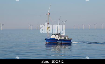 Parc éolien offshore trubines éoliennes avec CTV dans le nord de l'Allemagne mer par temps parfait Banque D'Images