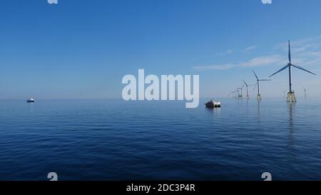 Parc éolien offshore trubines éoliennes avec CTV dans le nord de l'Allemagne mer par temps parfait Banque D'Images