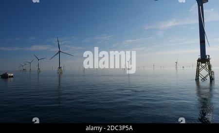 Parc éolien offshore trubines éoliennes avec CTV dans le nord de l'Allemagne mer par temps parfait Banque D'Images