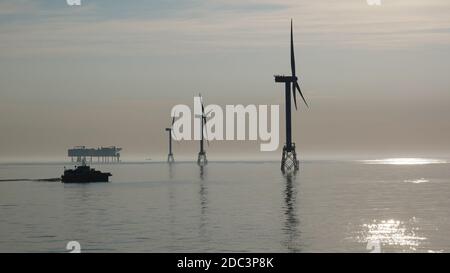 Parc éolien offshore trubines éoliennes avec CTV dans le nord de l'Allemagne mer par temps parfait Banque D'Images