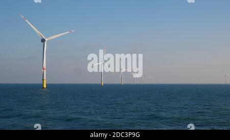 Éoliennes offshore en ligne dans un parc éolien offshore En Allemagne Banque D'Images