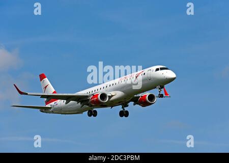 Avion Embraer ERJ-195LR d'Austrian Airlines en approche de l'aéroport de Genève, Genève, Suisse Banque D'Images