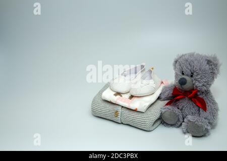 Une pile de vêtements et d'accessoires pour bébé. Banque D'Images