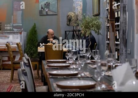 Les hommes dînant au restaurant Yerankyuni se spécialisent dans la cuisine arménienne traditionnelle Dans la ville d'Erevan capitale de l'Arménie Banque D'Images