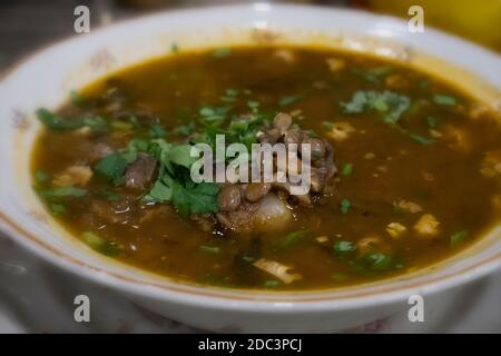 Soupe traditionnelle d'aveluk servie avec de la viande dans un restaurant Arménie Banque D'Images