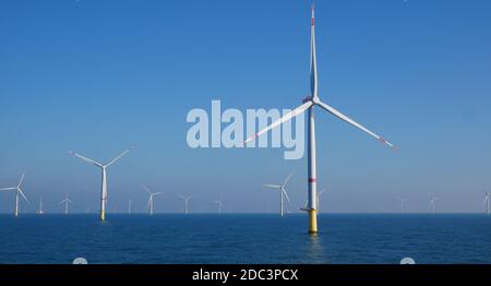 Éolienne offshore dans le parc éolien offshore de Geman en mer du Nord Banque D'Images