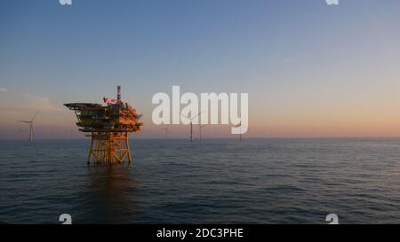 Sous-station offshore dans parc éolien offshore dans la mer du Nord Banque D'Images