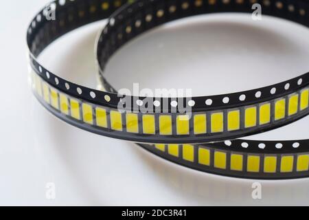 Emballage de l'antenne à bande LED jaune fermé isolé sur fond blanc. Pièce de rechange pour lampe de réparation ou latern. Ruban de diode dans l'emballage Banque D'Images