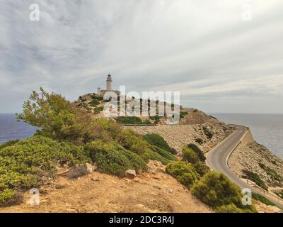 Phare sur Far de Formentor Cap sur l'île de Majorque, Mer des Baléares, Espagne. Banque D'Images