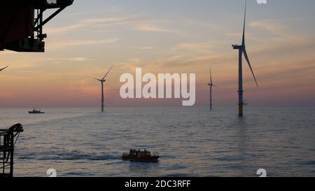 Navire de transfert sûr dans le parc éolien offshore allemand Banque D'Images