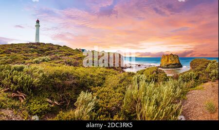 Coucher de soleil vif et spectaculaire sur le panorama d'un célèbre phare de Split point et Eagle Rock dans la mer. Aireys Inlet sur Great Ocean Road, dans le sud de l'aco Banque D'Images