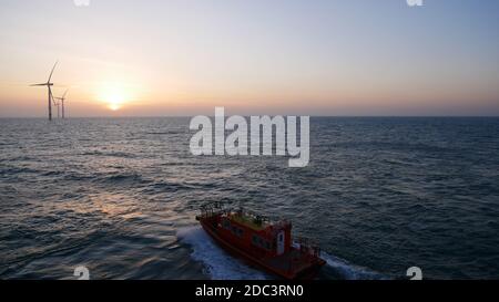 Bateau de transfert sûr dans le parc éolien allemand de la mer du Nord Banque D'Images