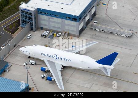 Boeing 747 LCF Dreamlifter Centre d'exploitation de l'avion vue aérienne à Paine Field, Everett. Dreamlifter gros fret transport avions modifiés. Banque D'Images