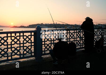 Les gens pêcher avec des cannes à pêche du pont de Galata sur la Corne d'or à Istanbul Turquie Banque D'Images