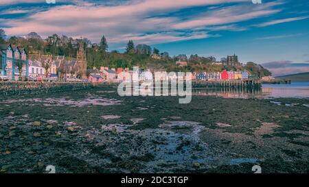 Le pittoresque Tobermory, avec ses maisons aux couleurs vives et son bleu vif Ciel nuageux avec marée hors de l'île de Mull Ecosse Banque D'Images