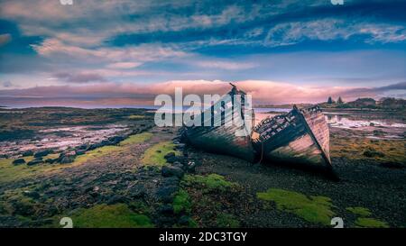 Naufrage sur une plage de galets sous un bleu vif Ciel nuageux de l'île de Mull Ecosse Banque D'Images