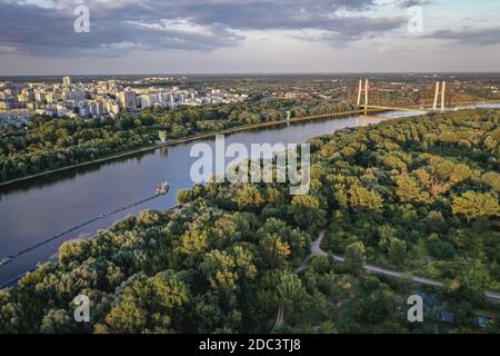 Vue sur la Vistule dans la région de Mokotow à Varsovie, Pologne - sous-district de Goclaw en arrière-plan Banque D'Images