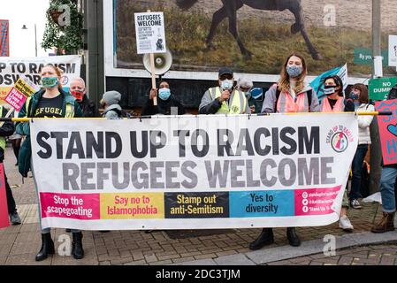 Londres, Royaume-Uni - 24 octobre 2020 : les manifestants de la lutte contre le racisme et de XRWandsworth se sont réunis en faveur des réfugiés et contre Priti Patel Banque D'Images