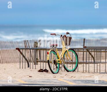 Un vélo jaune pour femmes dans un porte-vélo à East Hampton Beach, East Hampton, NY Banque D'Images