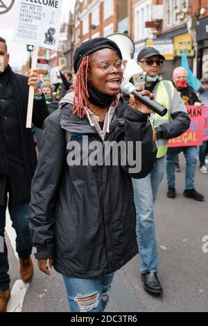 Londres, Royaume-Uni - 24 octobre 2020 : les manifestants de la lutte contre le racisme et de XRWandsworth se sont réunis en faveur des réfugiés et contre Priti Patel Banque D'Images