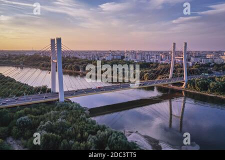 Pont de Siekierkowski au-dessus de la Vistule à Varsovie, Pologne, vue aérienne depuis le quartier de Mokotow Banque D'Images