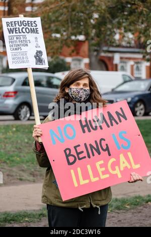 Londres, Royaume-Uni - 24 octobre 2020 : les manifestants de la lutte contre le racisme et de XRWandsworth se sont réunis en faveur des réfugiés et contre Priti Patel Banque D'Images