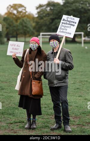 Londres, Royaume-Uni - 24 octobre 2020 : les manifestants de la lutte contre le racisme et de XRWandsworth se sont réunis en faveur des réfugiés et contre Priti Patel Banque D'Images