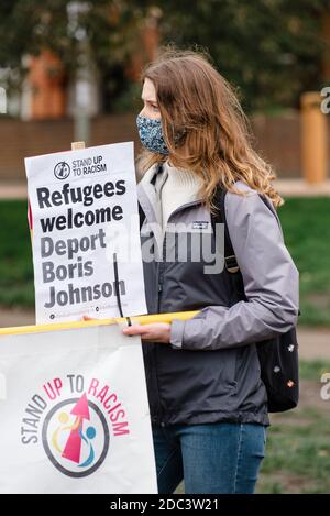 Londres, Royaume-Uni - 24 octobre 2020 : les manifestants de la lutte contre le racisme et de XRWandsworth se sont réunis en faveur des réfugiés et contre Priti Patel Banque D'Images