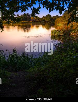 Rivière Mersey au coucher du soleil le jour de l'été, Warrington Banque D'Images