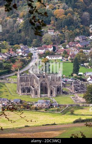 En regardant vers le bas sur l'abbaye de Tintern dans la vallée de Wye depuis le Diable's Pulpit sur Shorn Cliff, Tidenham Chase, Gloucestershire Royaume-Uni Banque D'Images