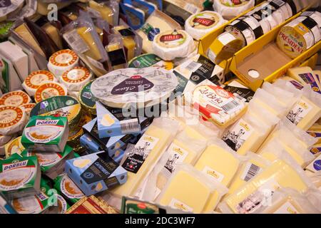 Kaliningrad, Russie - 18 novembre 2020 : fromage sur les étagères du supermarché russe local. Banque D'Images