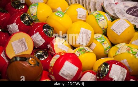 Kaliningrad, Russie - 18 novembre 2020 : fromage sur les étagères du supermarché russe local. Banque D'Images