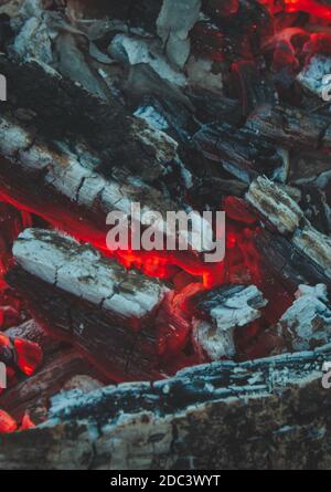 Charbon de bois chaud rouge couvant pour barbecue vue sur le dessus Banque D'Images