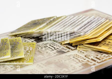 Lot de carte de circuit imprimé. Pile de ci isolée sur fond blanc. Concevoir un projet diy. Mise au point douce sélective Banque D'Images