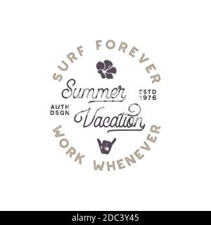 Étiquette vacances d'été. Emblème de style surf, logo. Éléments de fleurs, de signes de shaka et de typographie inclus. Pour les vêtements, tee-shirts, imprimés, p Banque D'Images