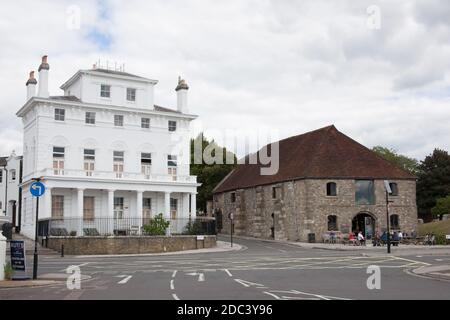 Anciens bâtiments de Bugle Street à Southampton, dont un pub et un hôtel, pris le 10 juillet 2020 dans le Hampshire au Royaume-Uni Banque D'Images