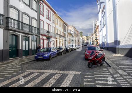 Rua Direita Street la première rue principale à Angra do Heroismo relie le port au palais du capitaine Généraux Banque D'Images