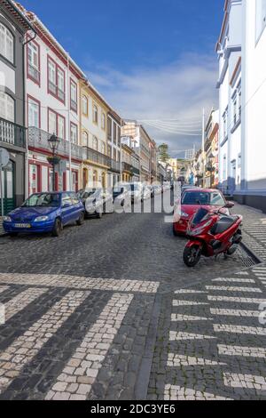 Rua Direita Street la première rue principale à Angra do Heroismo relie le port au palais du capitaine Généraux Banque D'Images