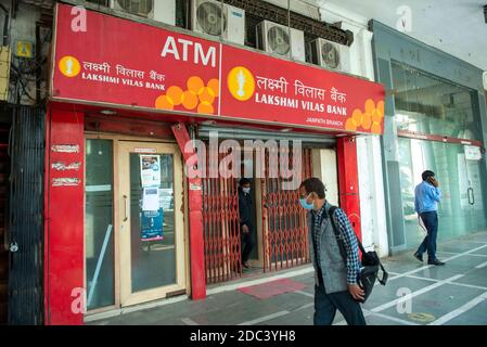 New Delhi, Inde. 18 novembre 2020. Un homme portant un masque passe devant la branche Connaught place de la banque Lakshmi Vilas.le gouvernement central a placé la banque Lakshmi Vilas sous moratoire pendant un mois sur les conseils de la banque de réserve de l'Inde. Credit: Pradeep Gaur/SOPA Images/ZUMA Wire/Alamy Live News Banque D'Images