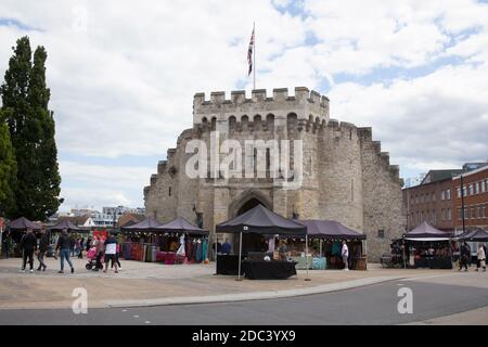 Bargate à Southampton avec des stands de marché et des acheteurs au Royaume-Uni, pris le 10 juillet 2020 Banque D'Images