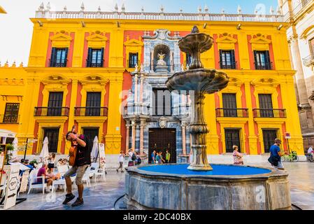 Fontaine sur la Plaza del Obispo - la place de l'évêque, en arrière-plan le palais épiscopal. Málaga, Andalousie, Espagne, Europe Banque D'Images