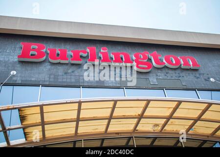 Comté de Gwinnett, GA / USA - 02 19 20: Panneau d'entrée du magasin Burlington Banque D'Images