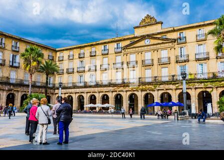 La Plaza Nueva ou Plaza Barria de Bilbao est une place monumentale de style néoclassique construite en 1821. Son nom provient de la plaque existante Banque D'Images