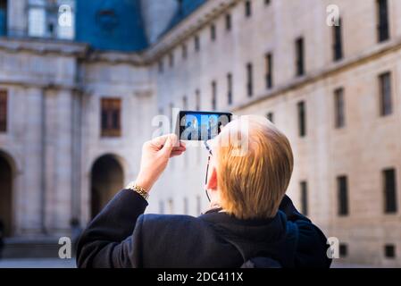 Photos touristiques la cour des Rois avec son téléphone portable. Le site royal de San Lorenzo de El Escorial. San Lorenzo de El Escorial, Madrid Banque D'Images