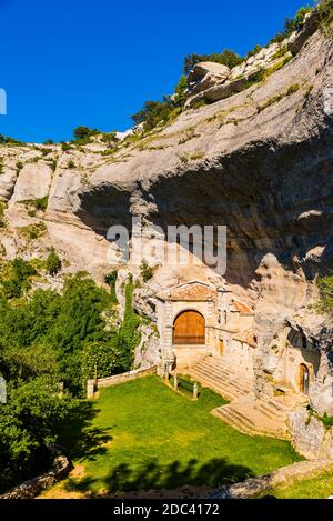 Ermita de San Bernabé, Ojo Guareña Monument naturel. Merindad de Sotoscueva, Burgos, Castilla y Leon, Espagne, Europe. Banque D'Images